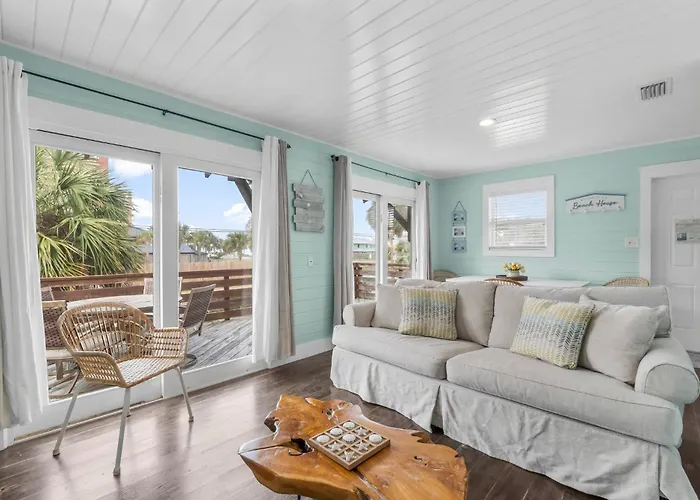 Two Bedroom Beach House With Private Parking, Outdoor Shower And More